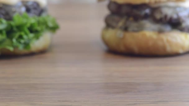 Hambúrgueres caseiros em casa pães de brioche assados — Vídeo de Stock