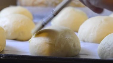 Ev yapımı brioche hamburgerleri yumurta yıkama ve tohum ekme