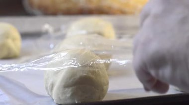 Çörek hamurunu örterek yükselmek için