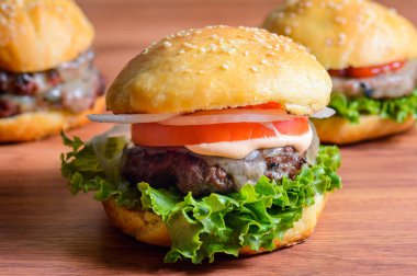 Brioche ekmeğinde ev yapımı peynirli burger.