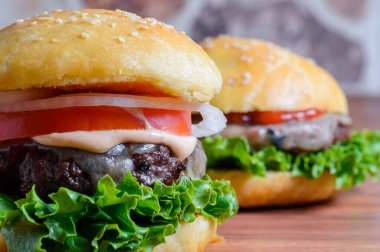 Brioche ekmeğinde ev yapımı peynirli burger.