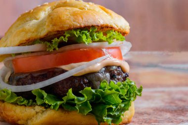 Brioche ekmeğinde ev yapımı peynirli burger.
