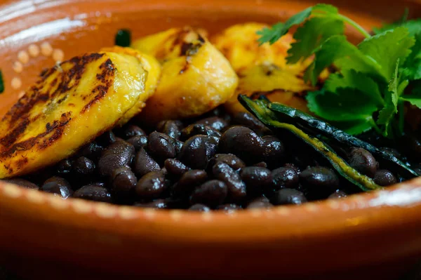 Tradisional Meksiko dan Amerika Tengah sarapan. Kacang hitam dan pisang — Stok Foto