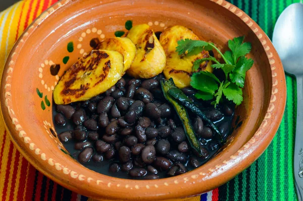 Desayuno tradicional mexicano y centroamericano. Frijoles negros y plátano —  Fotos de Stock