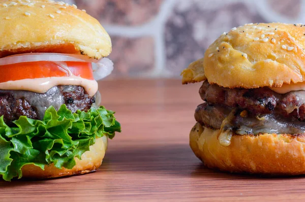 Hambúrgueres de queijo de churrasco caseiros em pão brioche — Fotografia de Stock