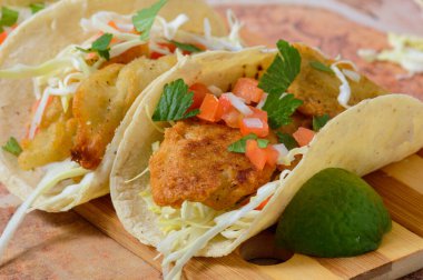 Baja California usulü tepeli balık tacoları.