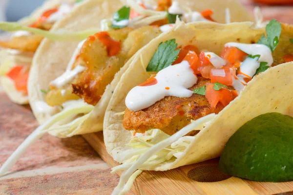 Baja California Style Fish Tacos z dodatkami — Zdjęcie stockowe