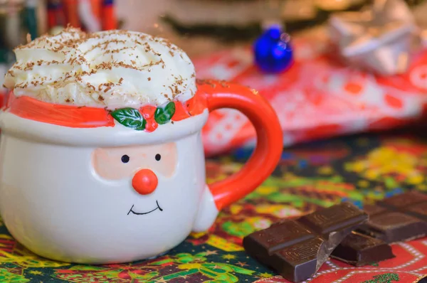 Boże Narodzenie gorąca czekolada w Santa kubek z bitą śmietaną i ogoloną czekoladą — Zdjęcie stockowe