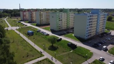 Apartman binalarının yakınındaki şehir meydanı.