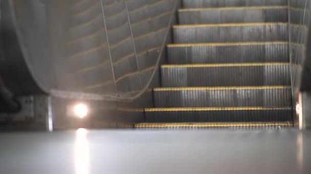 Mozgó Escalator Steps Közelkép Üres Escalator Metrón Karantén Alatt — Stock videók