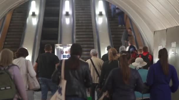 Ucrania Gente Sube Escaleras Mecánicas Metro Estación Metro Subterráneo — Vídeo de stock