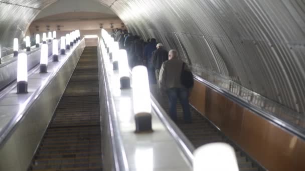 Ukraine Menschen Steigen Auf Rolltreppe Bahn Station — Stockvideo