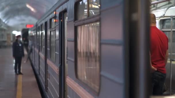 Ukraina Folk Kommer Tunnelbanan Bilar Människor Medicinska Masker Coronavirus — Stockvideo