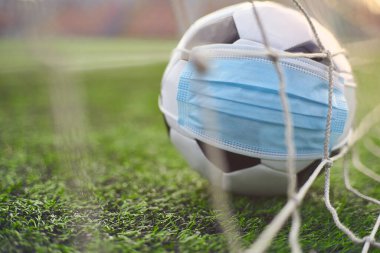 Green Grass Stadyumu 'nda futbol topu. Top Gol Ağı 'nda. Futbol Yarışmaları Durdu