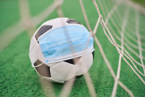 Green Grass Stadyumu 'nda futbol topu. Top Gol Ağı 'nda. Futbol Yarışmaları Durdu