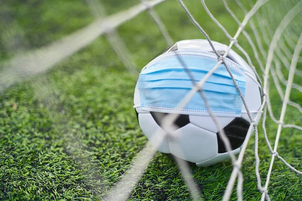 Green Grass Stadyumu 'nda futbol topu. Top Gol Ağı 'nda. Futbol Yarışmaları Durdu