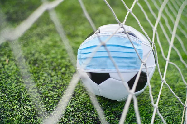 Green Grass Stadyumu 'nda futbol topu. Top Gol Ağı 'nda. Futbol Yarışmaları Durdu