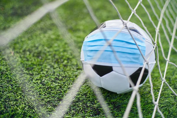 Green Grass Stadyumu 'nda futbol topu. Top Gol Ağı 'nda. Futbol Yarışmaları Durdu