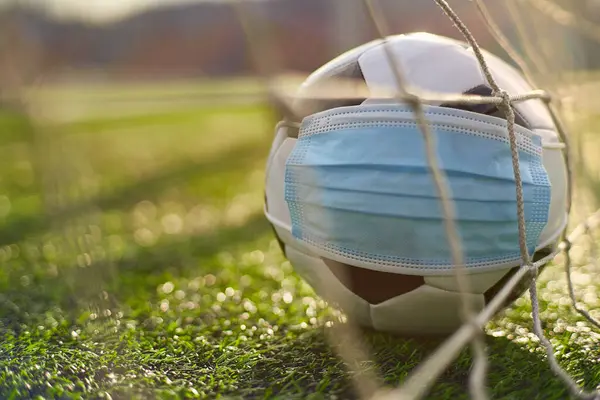 Green Grass Stadyumu 'nda futbol topu. Top Gol Ağı 'nda. Futbol Yarışmaları Durdu