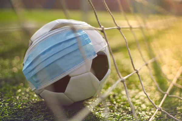 Green Grass Stadyumu 'nda futbol topu. Top Gol Ağı 'nda. Futbol Yarışmaları Durdu
