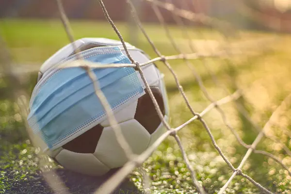 Green Grass Stadyumu 'nda futbol topu. Top Gol Ağı 'nda. Futbol Yarışmaları Durdu
