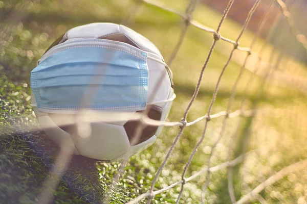 Green Grass Stadyumu 'nda futbol topu. Top Gol Ağı 'nda. Futbol Yarışmaları Durdu