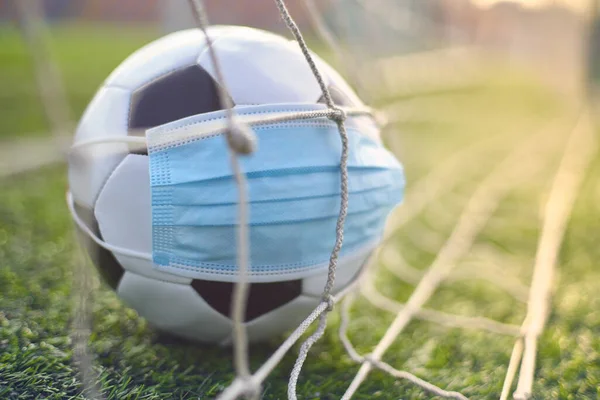 Green Grass Stadyumu 'nda futbol topu. Top Gol Ağı 'nda. Futbol Yarışmaları Durdu
