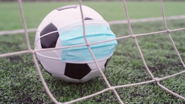 Voetbal Medical Mask Stadium Green Grass Bal Doelnet Voetbal Wedstrijden — Stockvideo