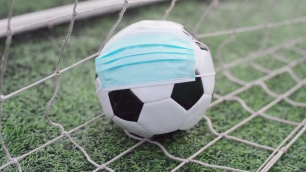 Ballon Football Masque Médical Sur Herbe Verte Stade Balle Dans — Video