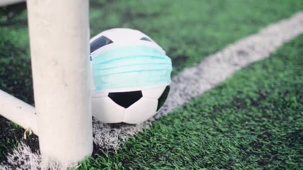 Schwarz Weißer Fußballball Medizinischer Maske Der Der Nähe Eines Fußballtores — Stockvideo