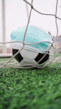 Gol Ağı 'nda futbol topu. Coronavirus Koruması İçin Futbol topu. Salgın nedeniyle futbol müsabakalarının iptali. Dikey Video