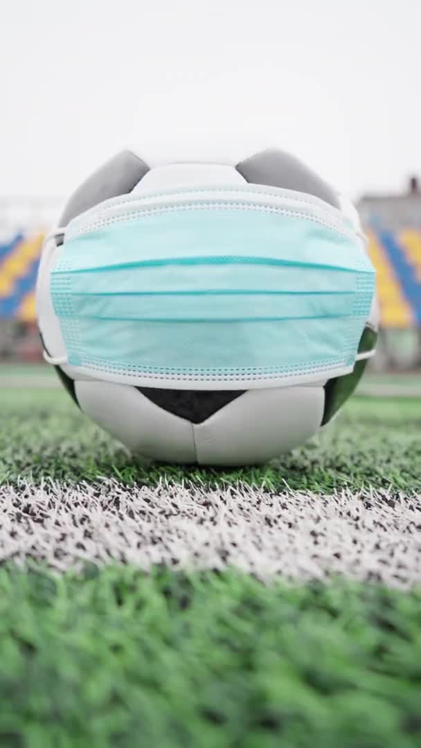 Balle Foot Dans Stade Vide Ballon Football Masque Médical Pour — Video