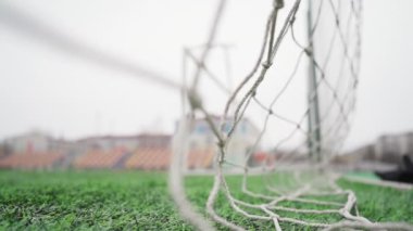 Futbol Topu Yavaş Çekimde Gol Ağı 'na Uçuyor. Siyah ve Beyaz Balo Coronavirus Koruması için tıbbi maske takıyor. Futbol Yarışmaları İçin İptal Kavramı