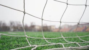 Futbol Topu Yavaş Çekimde Gol Ağı 'na Uçuyor. Siyah ve Beyaz Balo Coronavirus Koruması için tıbbi maske takıyor. Futbol Yarışmaları İçin İptal Kavramı