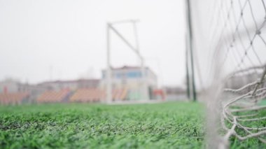 Futbol Topu Yavaş Çekimde Gol Ağı 'na Uçuyor. Siyah ve Beyaz Balo Coronavirus Koruması için tıbbi maske takıyor. Futbol Yarışmaları İçin İptal Kavramı