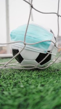 Gol Ağı 'nda futbol topu. Coronavirus Koruması İçin Futbol topu. Salgın nedeniyle futbol müsabakalarının iptali. Dikey Video