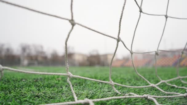 Bola Futebol Voa Para Goal Net Câmera Lenta Máscara Médica — Vídeo de Stock