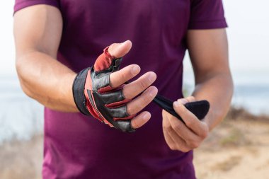 Erkeklerin ellerini yakın plan yap ve eldiven tak....