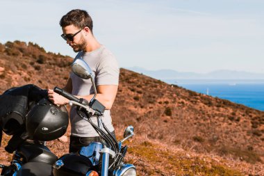 Bisikletli sahada kask takıyor.