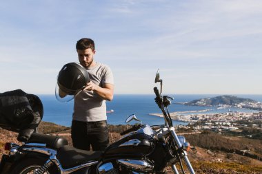 Bisikletli sahada kask takıyor.