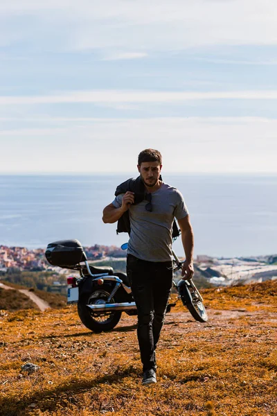 Motociclista Chaqueta Cuero Alejándose Moto —  Fotos de Stock