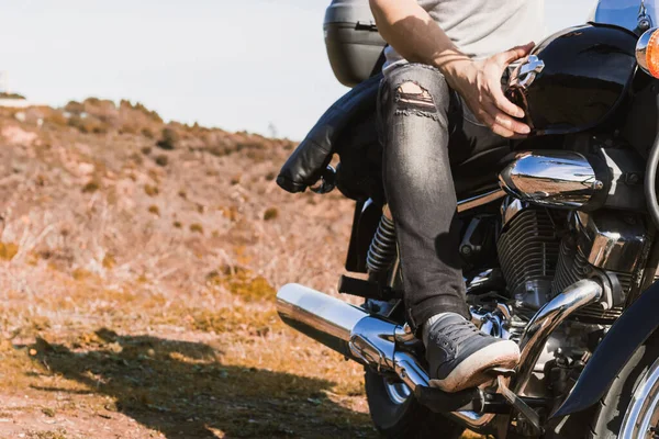 Горизонтальний Частковий Вигляд Молодого Байкера Їздить Власному Мотоциклі — стокове фото