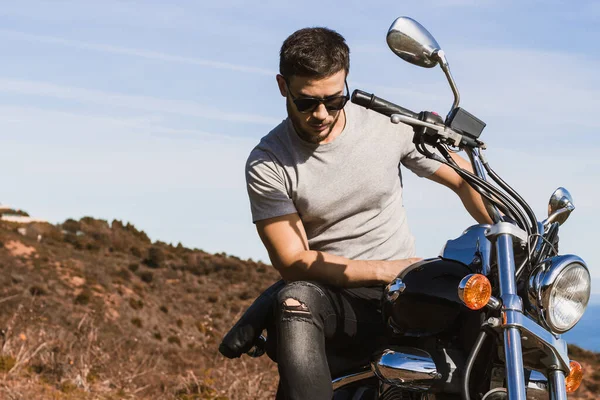 Özel motosiklet kullanan genç motorcunun yatay kısmi görüntüsü