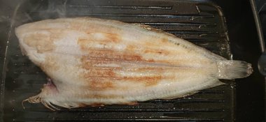 Seramikte ızgara balık.