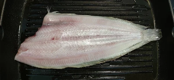 Gegrilde Vis Een Keramische Kookplaat — Stockfoto