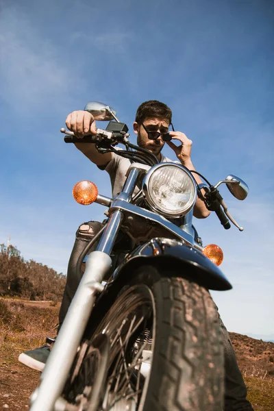 Молодий Байкер Сидить Мотоциклі Одягаючи Сонцезахисні Окуляри — стокове фото