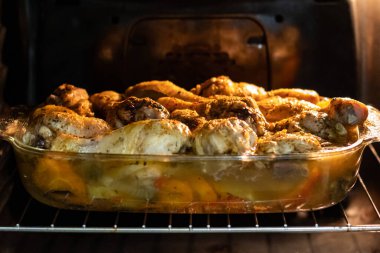 Soslu ve sebzeli tavuk budu.