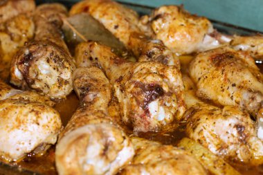 Soslu ve sebzeli tavuk budu.