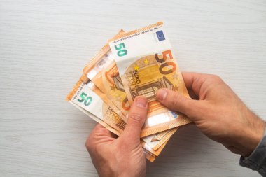 Adam avroyu sayıyor nakit para beyaz masada banknotlar