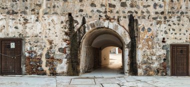 Ceuta Kraliyet Duvarları 'ndaki tünel.